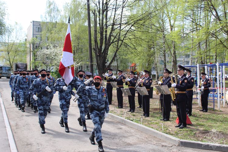 Парад под окном: в Чебоксарах росгвардейцы поздравили ветерана Великой Отечественной войны с Днем Победы