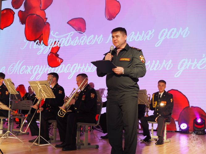Военный оркестр Росгвардии дал праздничный концерт в чебоксарской школе