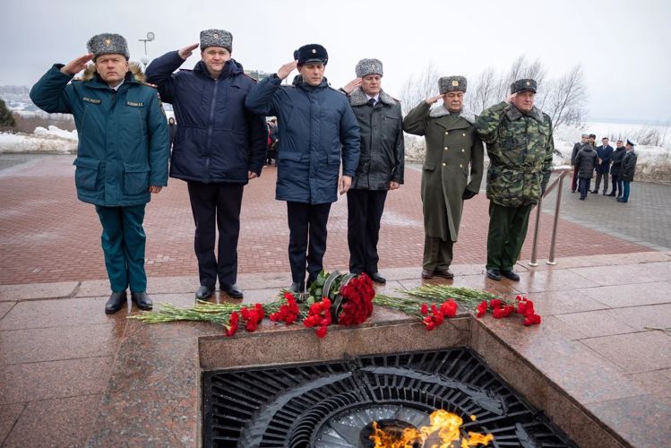 Начальник Управления Росгвардии по Чувашской Республике - Чувашии возложил цветы к Монументу Славы в городе Чебоксары
