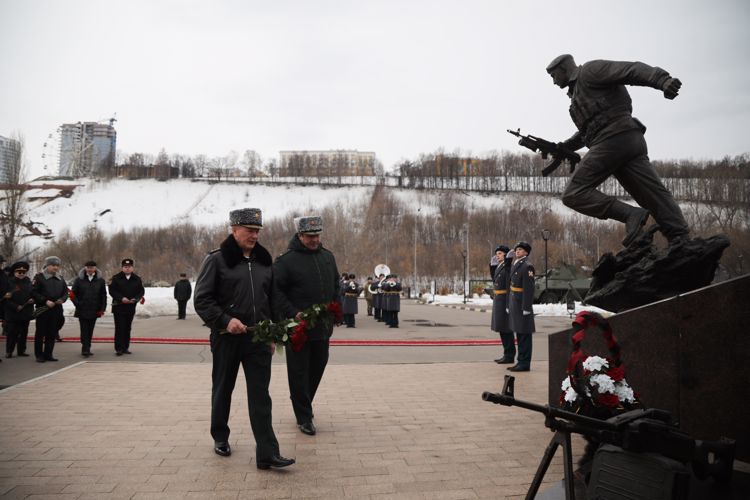 Командующий Приволжским округом принял участие в церемонии возложения цветов к памятнику «Слава героям Росгвардии»