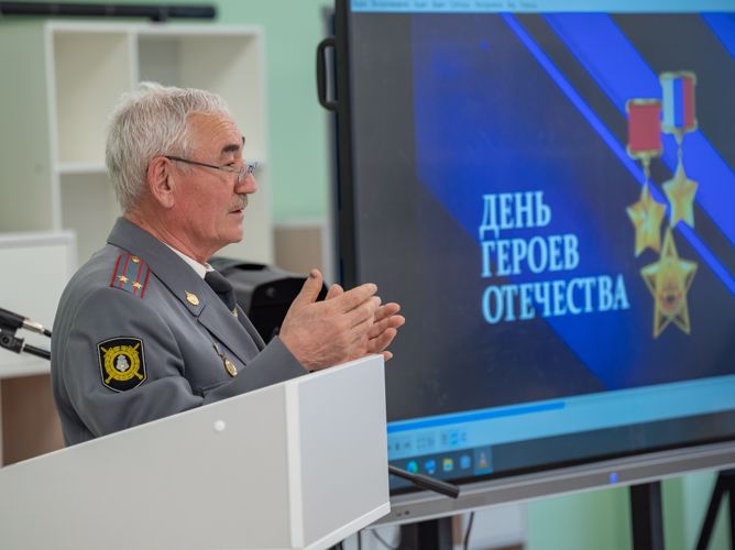 В Чебоксарах офицеры Росгвардии провели урок мужества для учащихся одной из столичных школ
