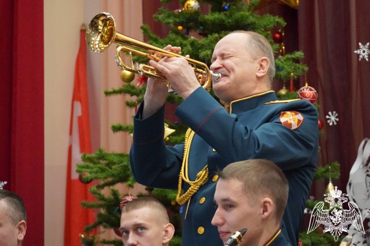 В Чувашии военный оркестр «Волжские берега» поздравил школьников с наступающим Новым годом