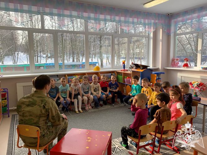 Сотрудник спецподразделения Росгвардии рассказал о Дне защитника отечества воспитанникам чебоксарского детского сада