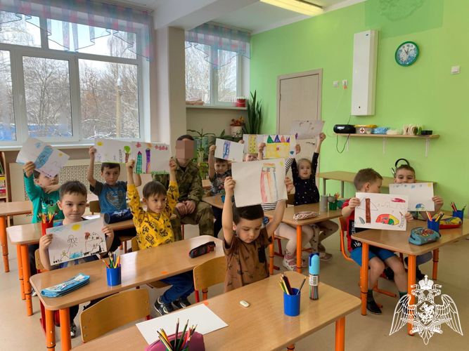 Сотрудник спецподразделения Росгвардии рассказал о Дне защитника отечества воспитанникам чебоксарского детского сада