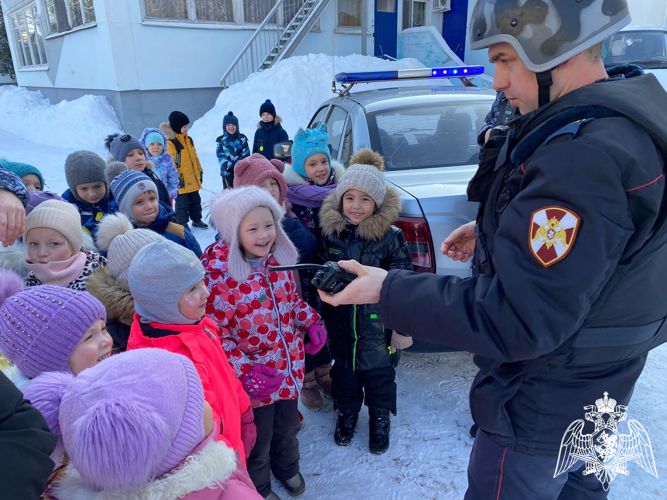 В Чебоксарах сотрудники вневедомственной охраны Росгвардии провели урок мужества для воспитанников детского сада