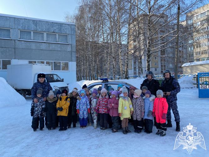 В Чебоксарах сотрудники вневедомственной охраны Росгвардии провели урок мужества для воспитанников детского сада