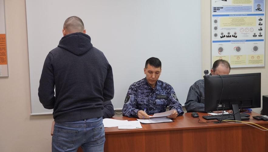 В Чувашии сотрудники Росгвардии показали спецкору ИА «Чувашинформ» как сдают экзамены на право владения оружием