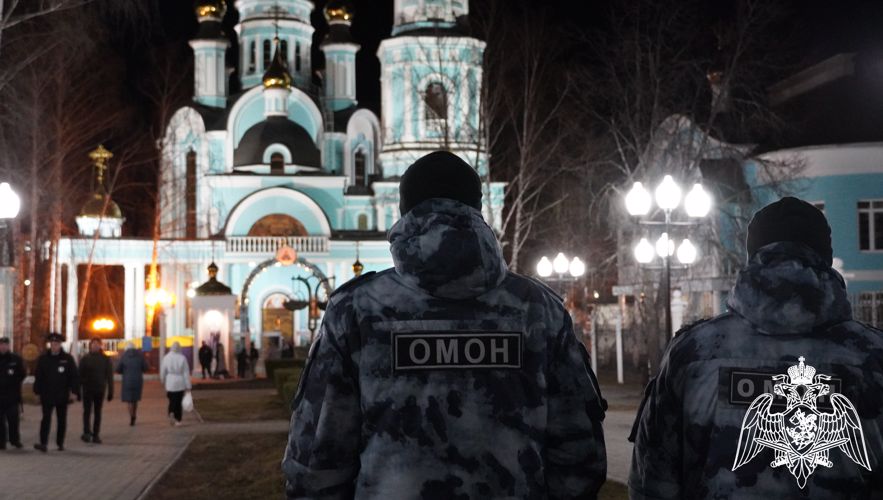 В Чебоксарах росгвардейцы приняли участие в обеспечении безопасности граждан в период пасхальных богослужений