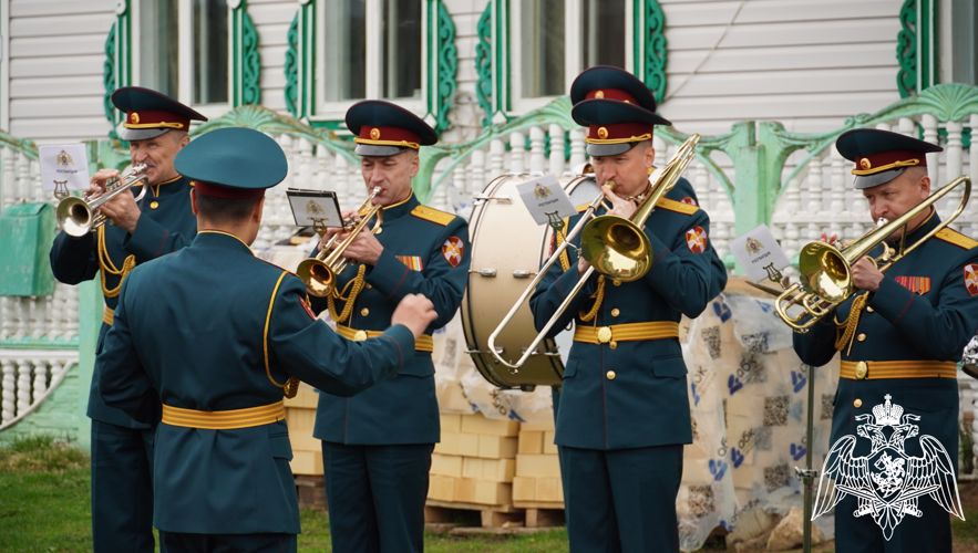 Парад под окнами: в Чувашии росгвардейцы поздравили ветеранов Великой Отечественной войны с Днем Победы