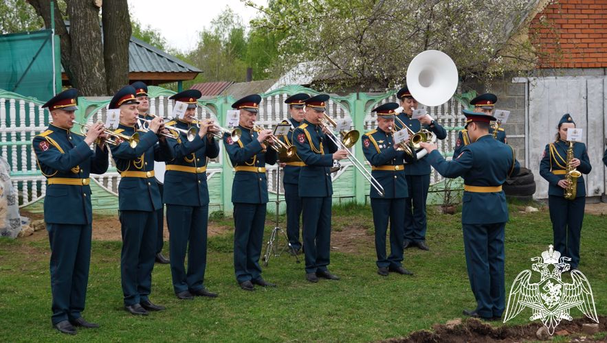 Парад под окнами: в Чувашии росгвардейцы поздравили ветеранов Великой Отечественной войны с Днем Победы
