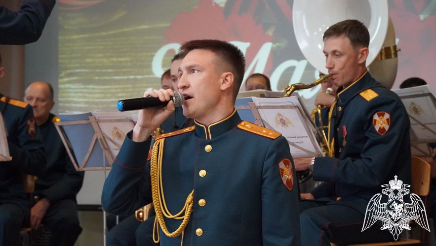 В преддверии Дня Победы военный оркестр Росгвардии дал праздничный концерт в чебоксарском лицее