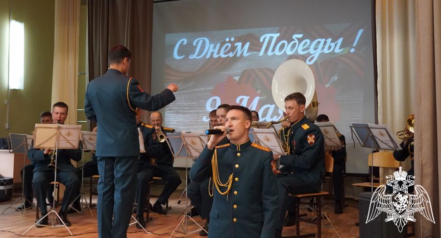 В преддверии Дня Победы военный оркестр Росгвардии дал праздничный концерт в чебоксарском лицее
