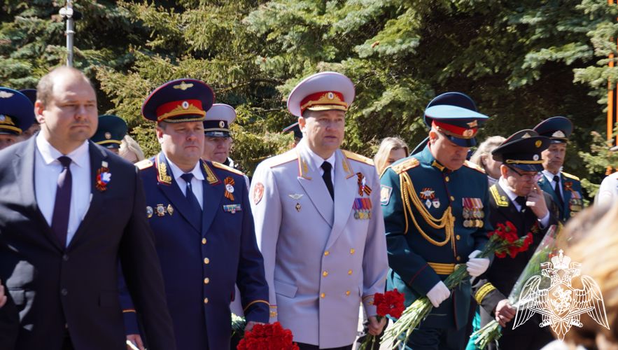 В Чебоксарах прошла церемония возложения цветов к Монументу Воинской Славы