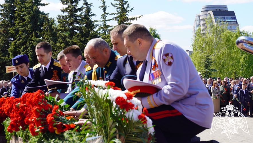 В Чебоксарах прошла церемония возложения цветов к Монументу Воинской Славы