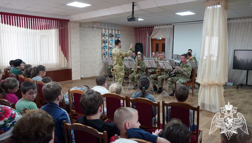 В Чебоксарах росгвардейцы сыграли концерт для детей (видео)