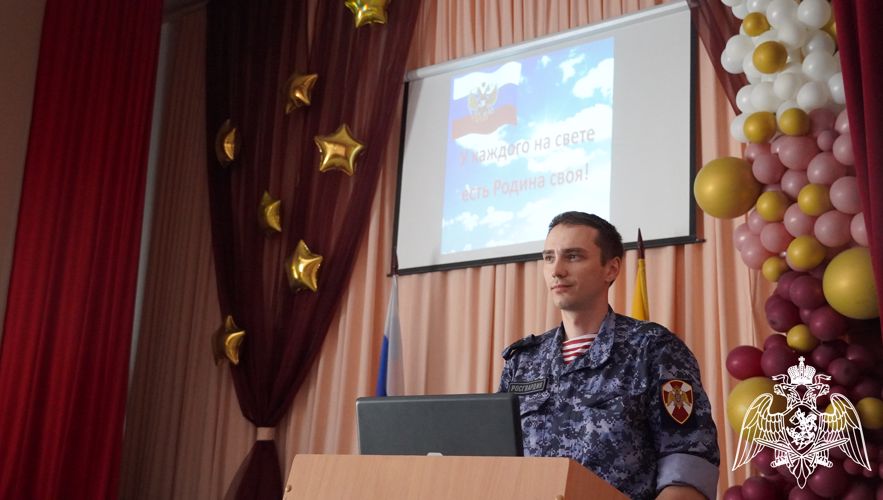 В Чебоксарах военнослужащий Росгвардии рассказал детям об истории праздника День России