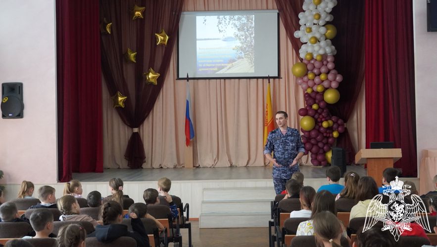 В Чебоксарах военнослужащий Росгвардии рассказал детям об истории праздника День России