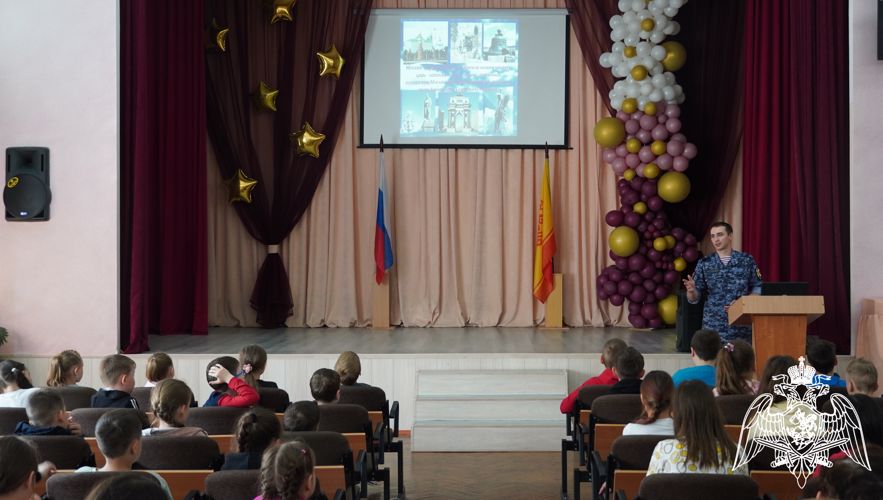 В Чебоксарах военнослужащий Росгвардии рассказал детям об истории праздника День России
