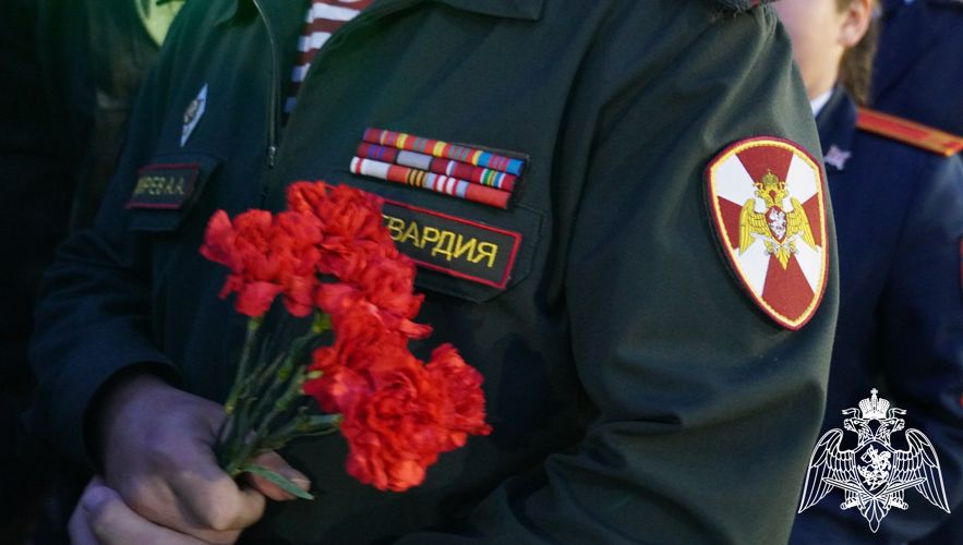 В Чебоксарах руководство территориального управления Росгвардии приняло участие в акции «Свеча памяти»
