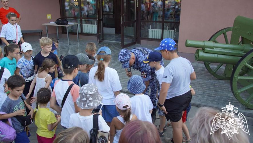 В Чебоксарах кинологи Росгвардии вместе со своими четвероногими подопечными выступили на Дне фронтовой собаки