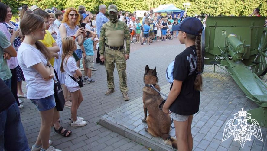 В Чебоксарах кинологи Росгвардии вместе со своими четвероногими подопечными выступили на Дне фронтовой собаки