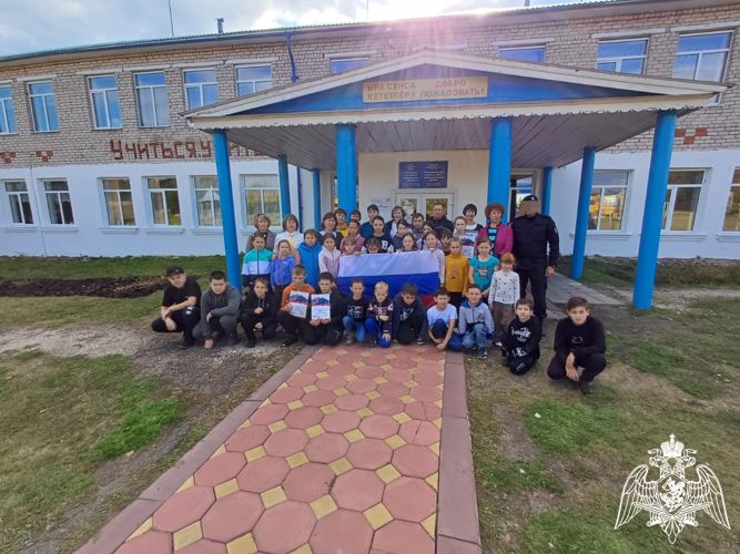 В Чувашии сотрудники спецподразделения Росгвардии провели встречу со школьниками