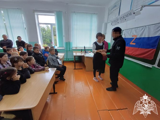 В Чувашии сотрудники спецподразделения Росгвардии провели встречу со школьниками