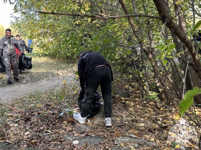 В Чебоксарах росгвардейцы приняли участие во всероссийском экологическом субботнике «Зелёная Россия»