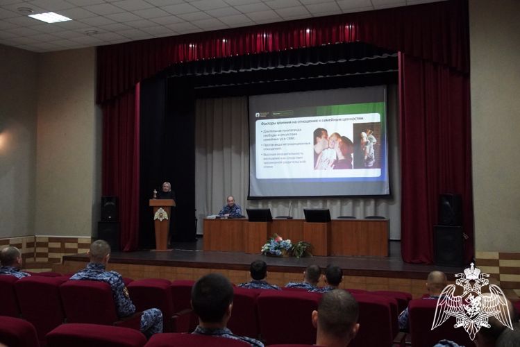 В Чебоксарах представитель общества «Знание» побеседовала с росгвардейцами о семейных ценностях