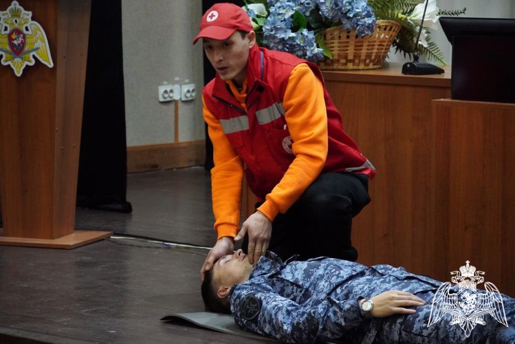 В Чебоксарах инструкторы Российского Красного Креста провели с сотрудниками Росгвардии мастер-классы по первой помощи.