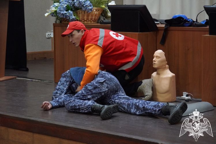 В Чебоксарах инструкторы Российского Красного Креста провели с сотрудниками Росгвардии мастер-классы по первой помощи.