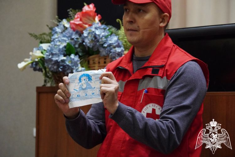 В Чебоксарах инструкторы Российского Красного Креста провели с сотрудниками Росгвардии мастер-классы по первой помощи.