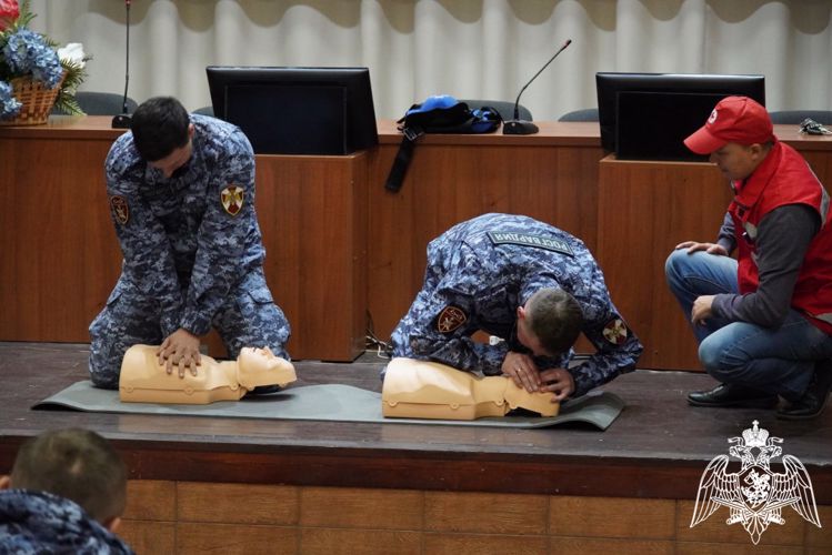 В Чебоксарах инструкторы Российского Красного Креста провели с сотрудниками Росгвардии мастер-классы по первой помощи.