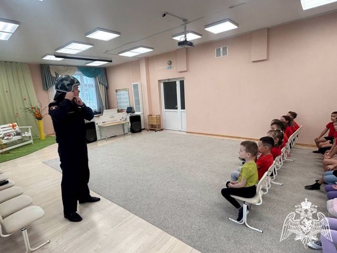 Сотрудники Росгвардии провели тематический урок для воспитанников детского сада