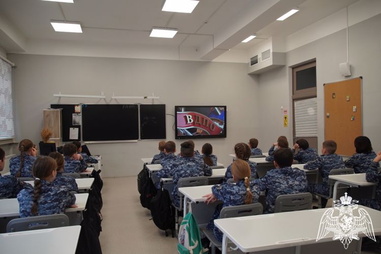 В Чебоксарах в подшефном классе Росгвардии прошел урок пожарной безопасности
