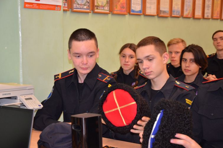 В Чебоксарах в преддверии Дня народного единства росгвардеец рассказал школьникам об истоках и традициях русского казачества