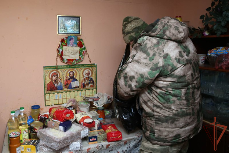 В преддверии Нового года росгвардейцы оказали адресную помощь в ДНР (видео)