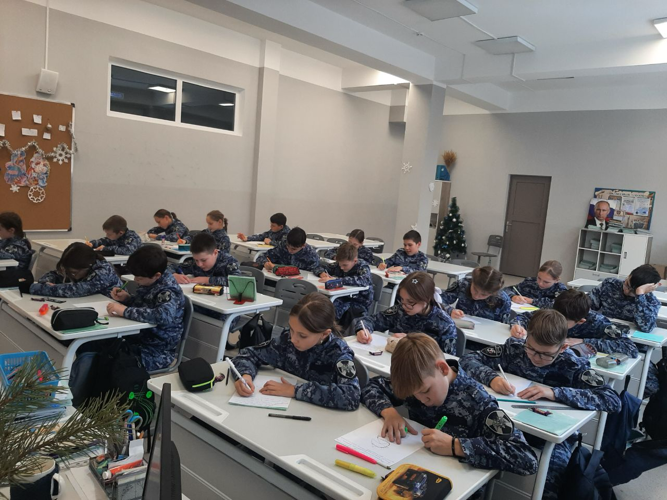 В Чебоксарах кадеты подготовили открытки росгвардейцам, находящимся в зоне СВО