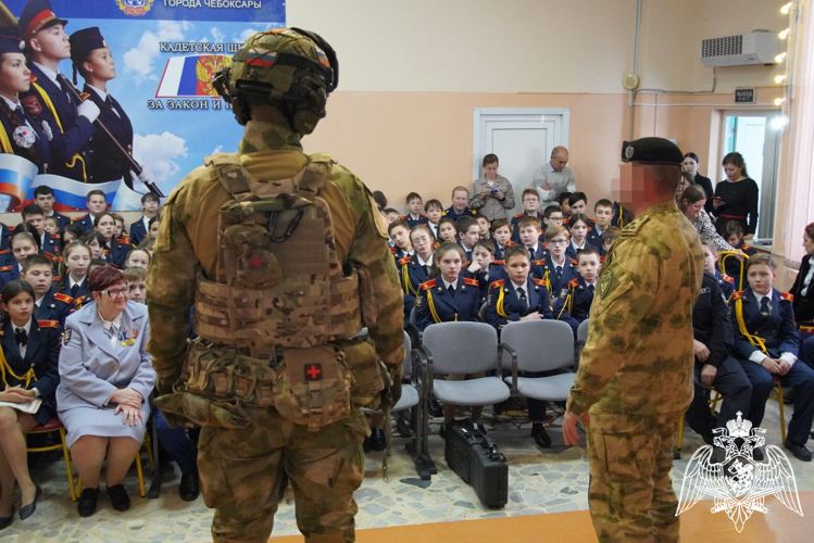 Росгвардейцы провели для кадет урок мужества, посвященный Дню Героев Отечества 