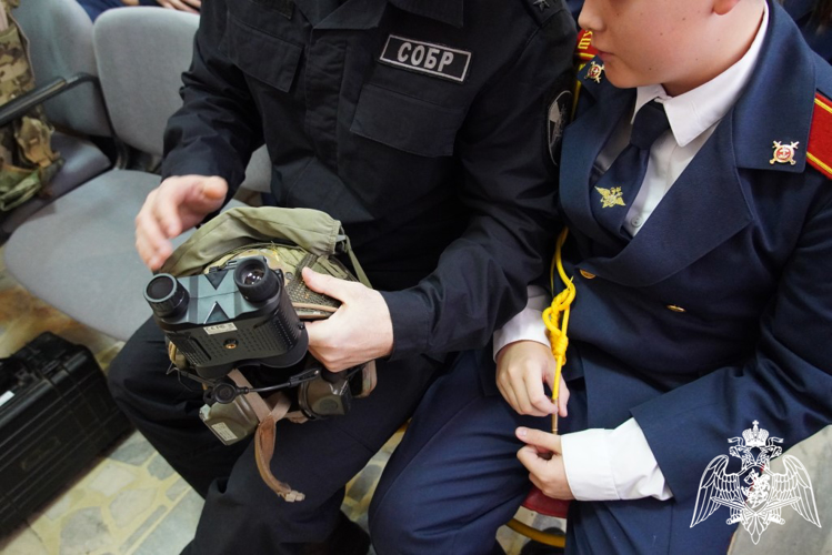 Росгвардейцы провели для кадет урок мужества, посвященный Дню Героев Отечества 