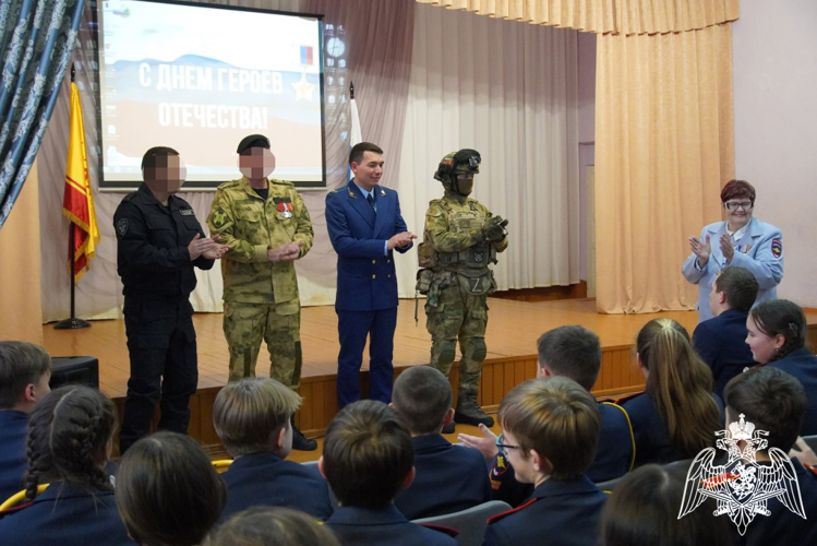 Росгвардейцы провели для кадет урок мужества, посвященный Дню Героев Отечества 