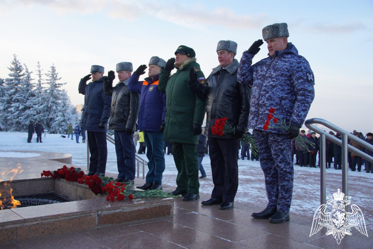 В Чебоксарах в День Героев Отечества росгвардейцы возложили цветы к Монументу Славы
