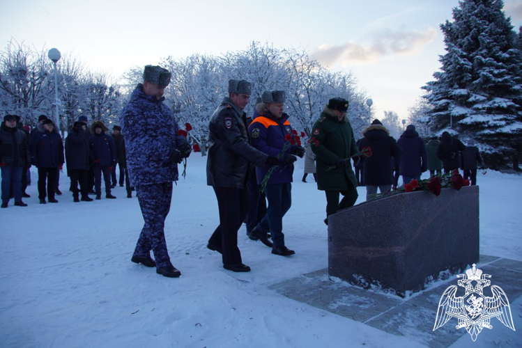 В Чебоксарах в День Героев Отечества росгвардейцы возложили цветы к Монументу Славы
