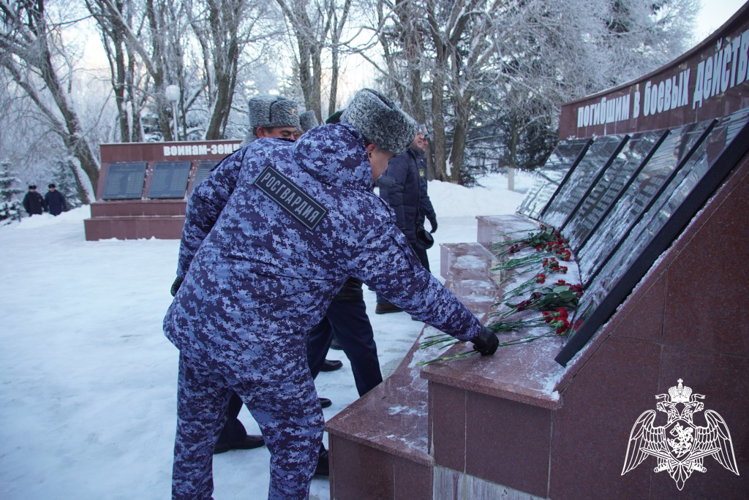В Чебоксарах в День Героев Отечества росгвардейцы возложили цветы к Монументу Славы