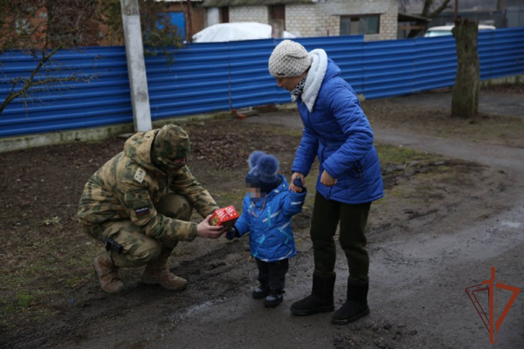  В преддверии Нового года росгвардейцы оказали адресную помощь в ДНР (видео)
