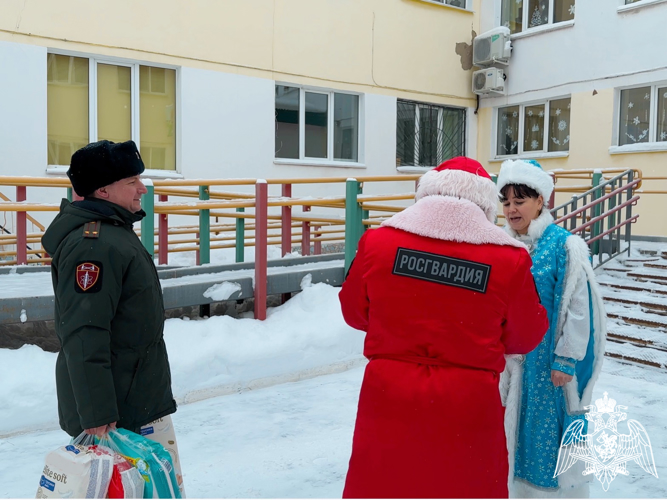 В Чебоксарах Дед Мороз специального назначения привез подарки в дом ребёнка «Малютка»