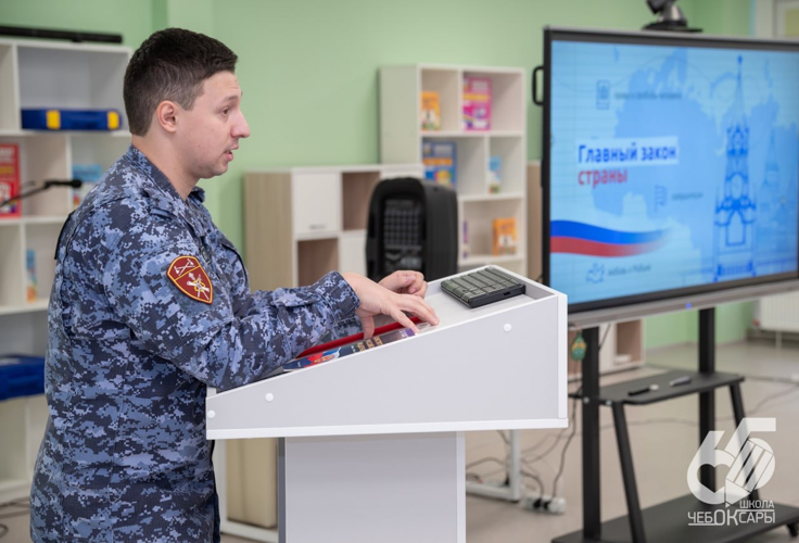 В Чебоксарах росгвардеец провел урок Конституции для школьников