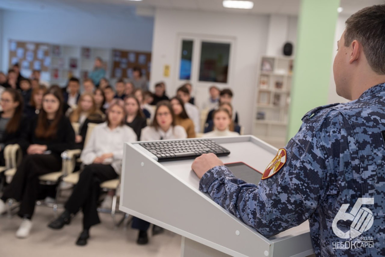 В Чебоксарах росгвардеец провел урок Конституции для школьников