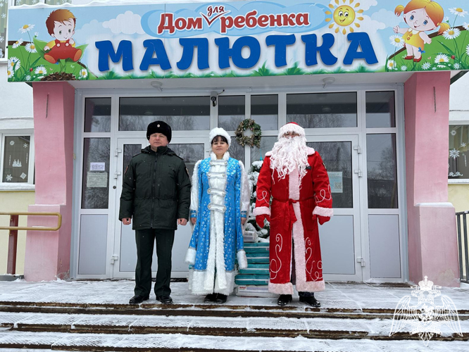 В Чебоксарах Дед Мороз специального назначения привез подарки в дом ребёнка «Малютка»