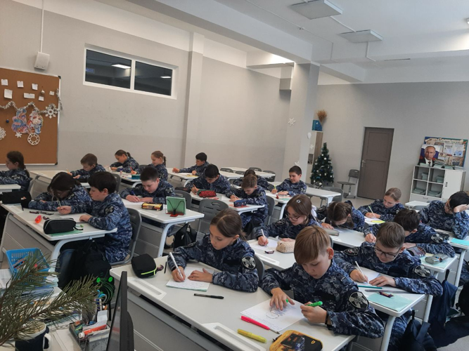 В Чебоксарах кадеты подготовили открытки росгвардейцам, находящимся в зоне СВО